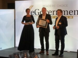  Thomas Ritzer, Leiter Produktmanagement und Service Besondere Zielgruppen nimmt den Award in Empfang.