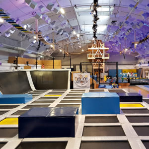 Ein Bild der Airtime-Trampolinhalle in Nürnberg mit vielen Sprungflächen und Schaumstoffmatten.