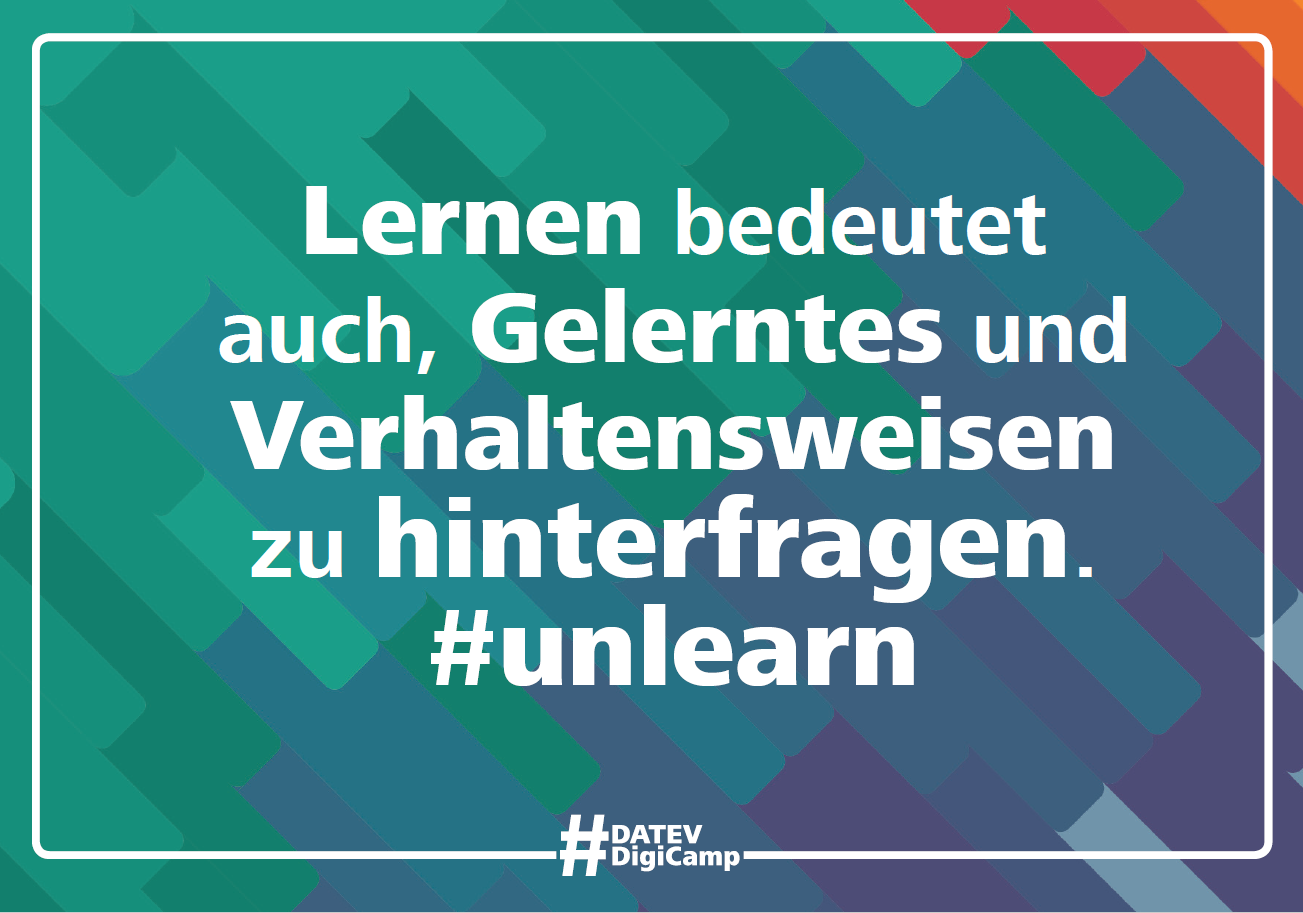 DigiCamp-Postkarte mit Text: "Lernen bedeutet auch, Gelerntes und Verhaltensweisen zu hinterfragen. #unlearn"