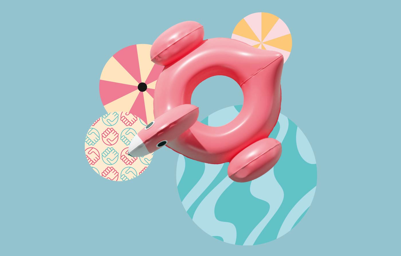 Vogelperspektive auf einen aufgeblasenen Flamingo und Sonnenschirme.