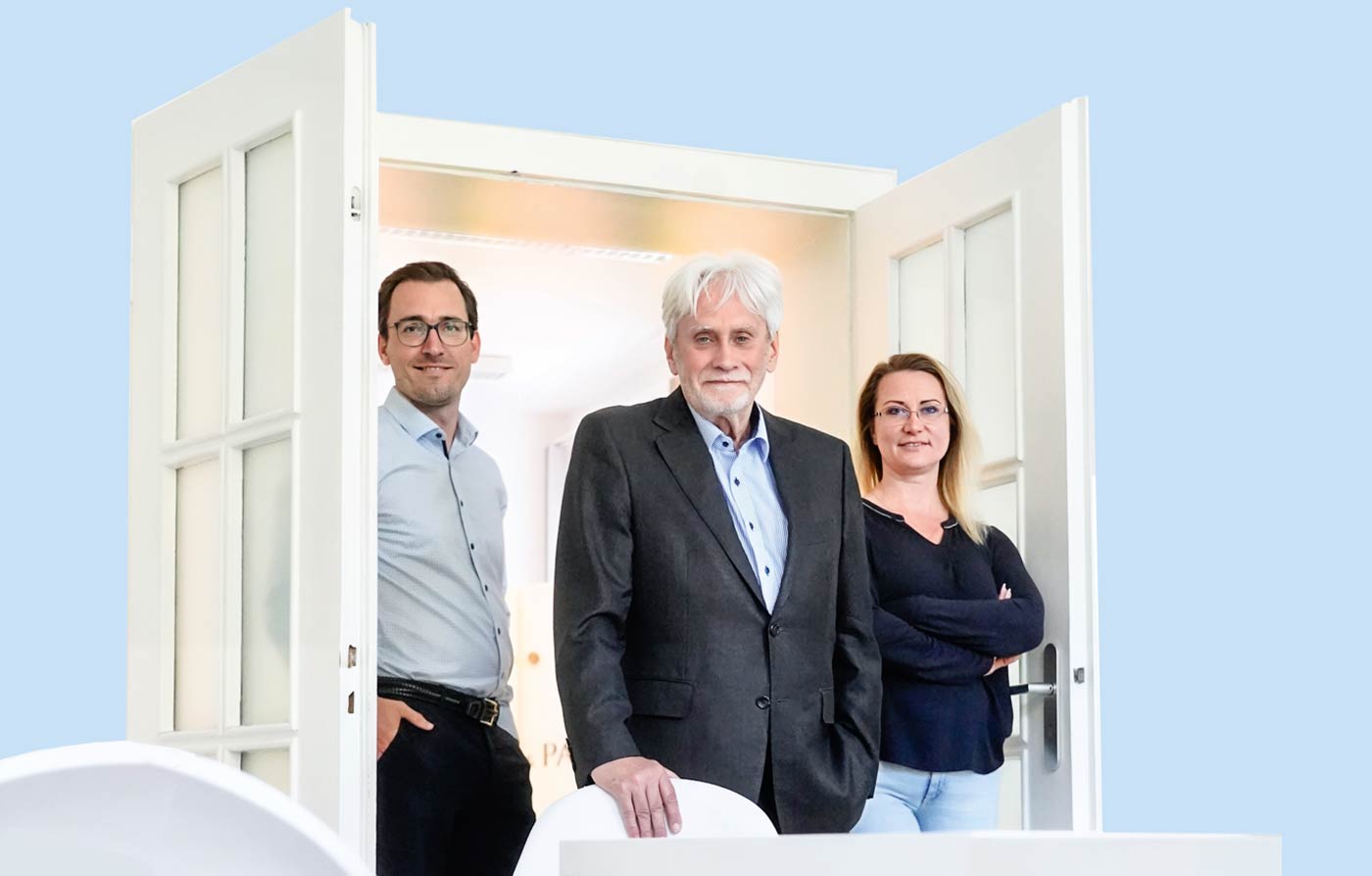 Prof. Dr. Johannes G. Bischoff, Julia Ungefug und Tim Cziongalla stehen im Türrahmen einer geöffneten Doppeltür.