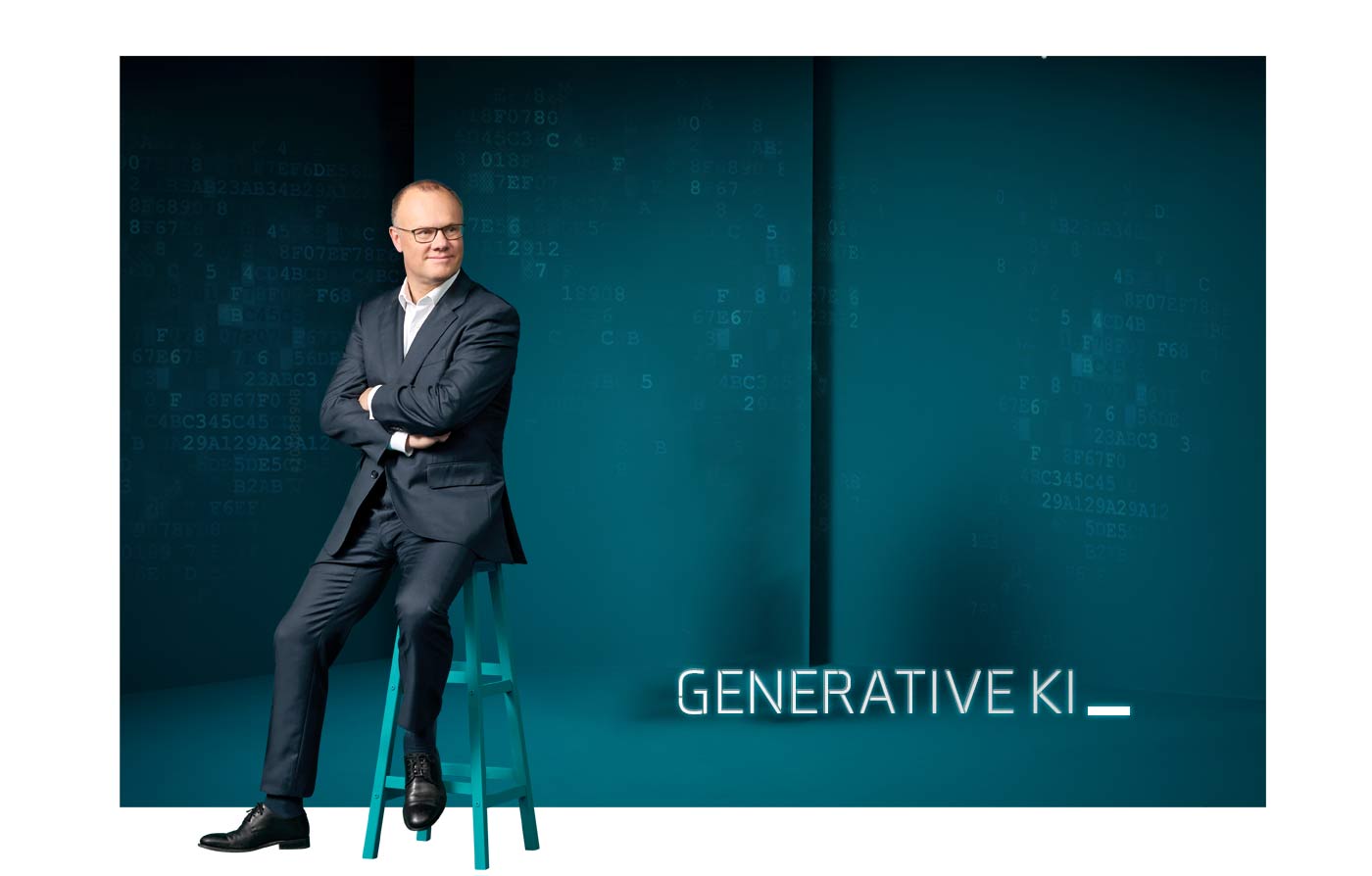 Prof. Dr. Robert Mayr sitzt auf einem Hocker vor einer farbigen Leinwand mit der Aufschrift "Generative KI"