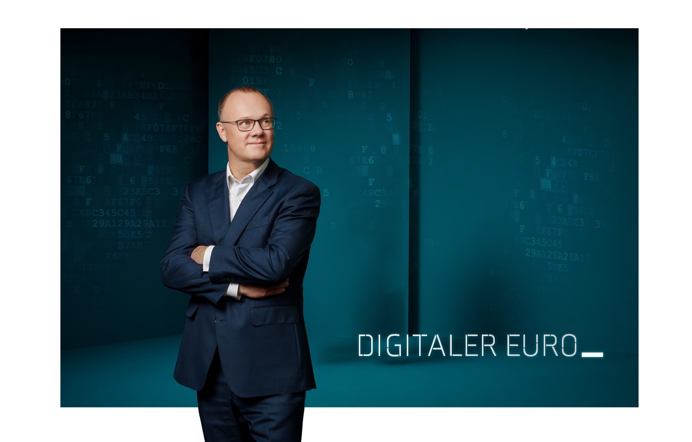 Prof. Dr. Robert Mayr steht vor einer Leinwand mit der Aufschrift "Digitaler Euro"